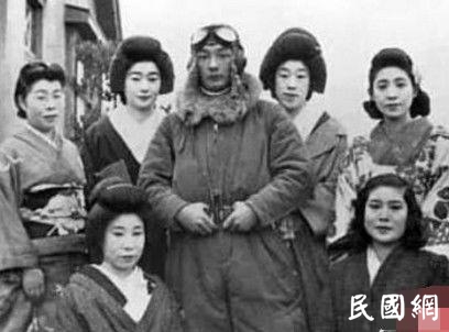 我们抗战时，看看这些日本女人在干什么
