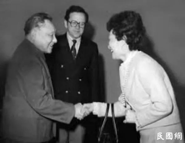 邓小平与陈香梅握手的照片被美国媒体纷纷报道