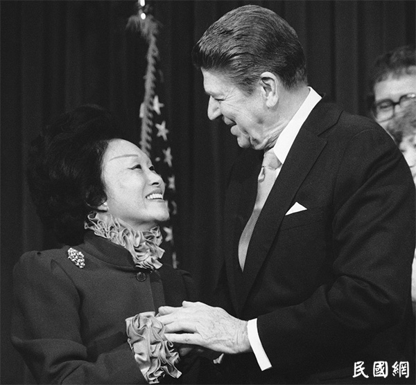 1984年，陈香梅与时任美国总统里根在白宫会面。