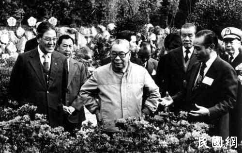 李登辉（左）与蒋经国合影